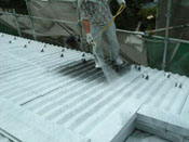 ステンレス屋根とモルタル外壁に真夏の暑さと真冬の放射冷却防止の ためＣＣ100をガン吹き