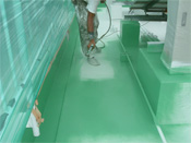 コンクリートウレタン防止シート ガン吹きとローラー塗り。グリーン色。