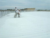折板鋼板屋根の塗装面と未塗装面の比較事例