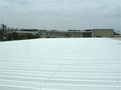 折板鋼板屋根の塗装面と未塗装面の比較事例